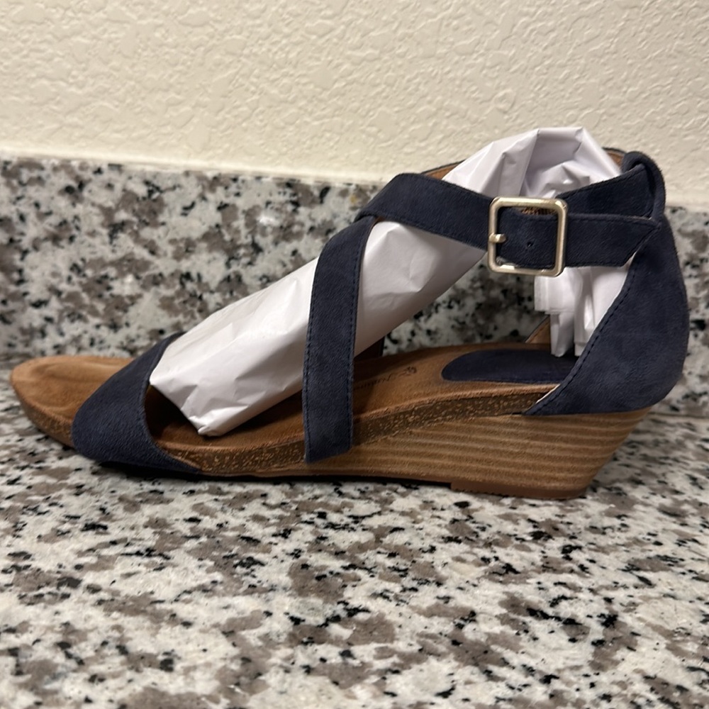 Women’s Sofft blue suede sandals. Size 10M. Adorable shoes, good condition!